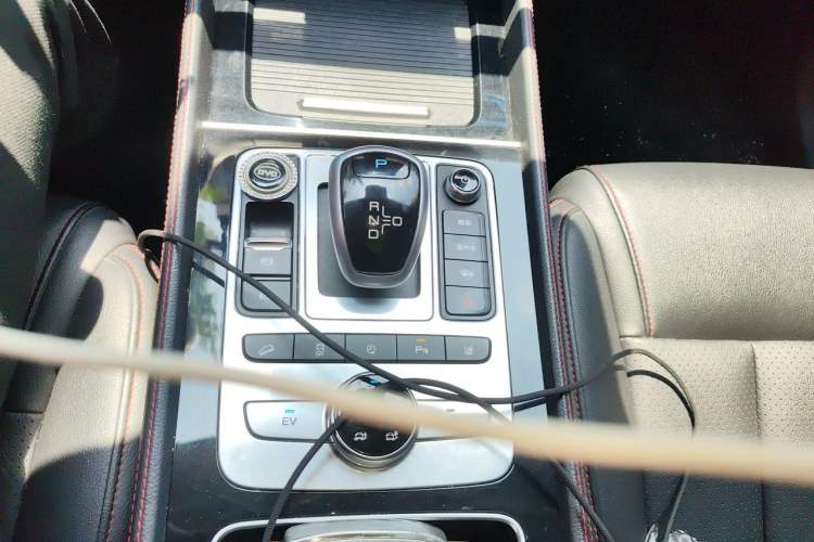 Used BYD Tang New Energy 2018 DM 2.0T All-Wheel Drive Smart Connectivity Luxury Model 7 Seats China V Emission Standard Gear Lever