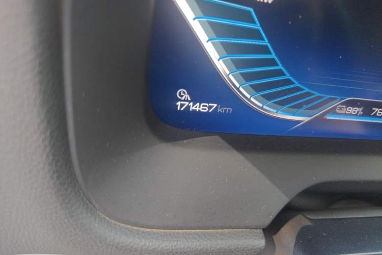 Used BYD Tang New Energy 2018 DM 2.0T All-Wheel Drive Smart Connectivity Luxury Model 7 Seats China V Emission Standard Odometer Close Up