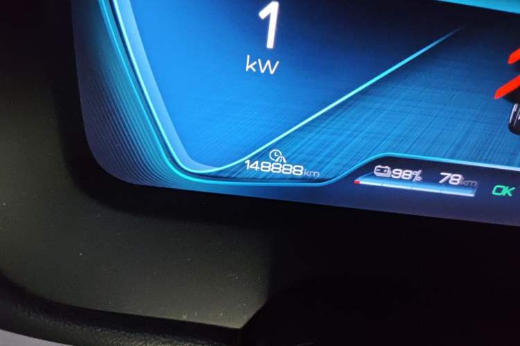 Used BYD Tang New Energy 2018 DM 2.0T All-Wheel Drive Smart Connectivity Luxury Model 7 Seats China V Emission Standard Odometer Close Up