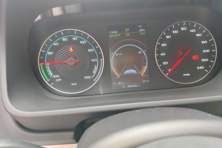 Used BYD Tang New Energy 2018 DM 2.0T All-Wheel Drive Smart Connect Advanced Model 7 Seats China V Emission Standard Odometer Close Up