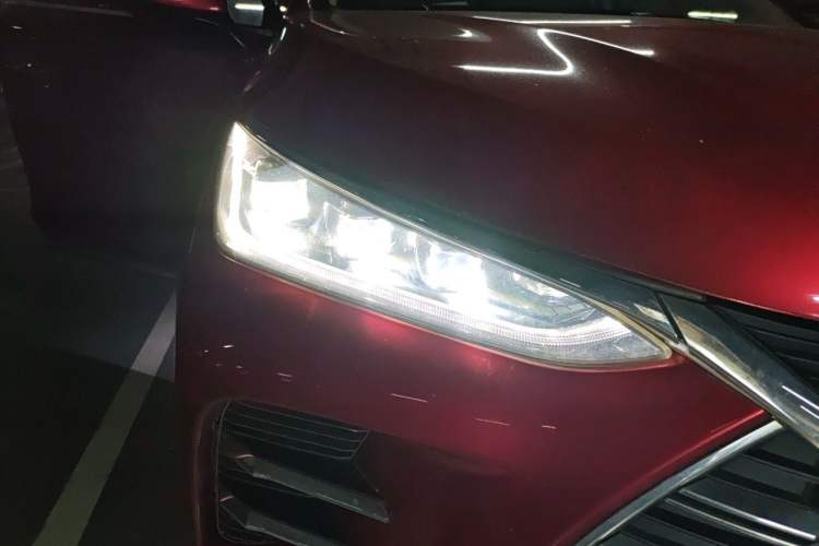 Used BYD Tang New Energy 2018 DM 2.0T All-Wheel Drive Smart Connectivity Luxury Model 7 Seats China V Emission Standard Right Front Headlight