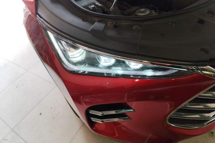 Used BYD Tang New Energy 2018 DM 2.0T All-Wheel Drive Smart Connectivity Luxury Model 7 Seats China V Emission Standard Right Front Headlight