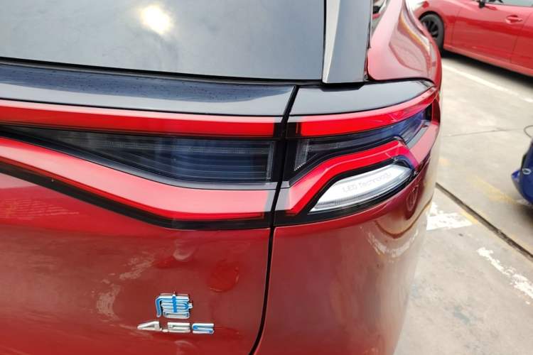 Used BYD Tang New Energy 2018 DM 2.0T All-Wheel Drive Smart Connectivity Luxury Model 7 Seats China V Emission Standard Right Rear Taillight