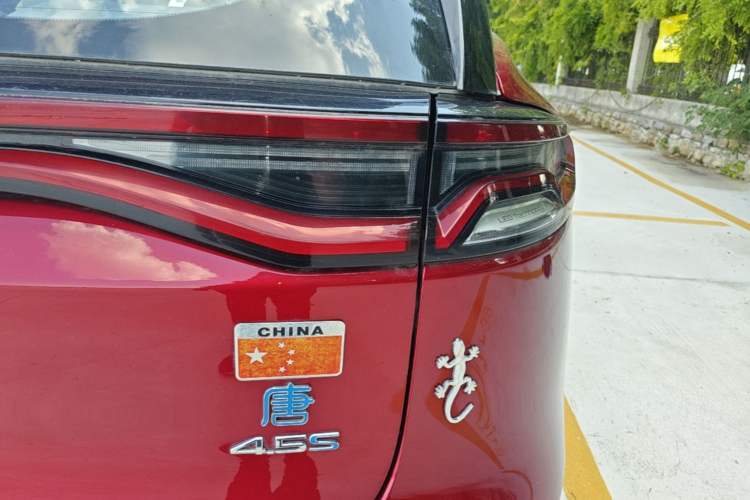 Used BYD Tang New Energy 2018 DM 2.0T All-Wheel Drive Smart Connectivity Luxury Model 7 Seats China V Emission Standard Right Rear Taillight