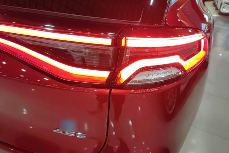 Used BYD Tang New Energy 2018 DM 2.0T All-Wheel Drive Smart Connect Advanced Model 7 Seats China V Emission Standard Right Rear Taillight