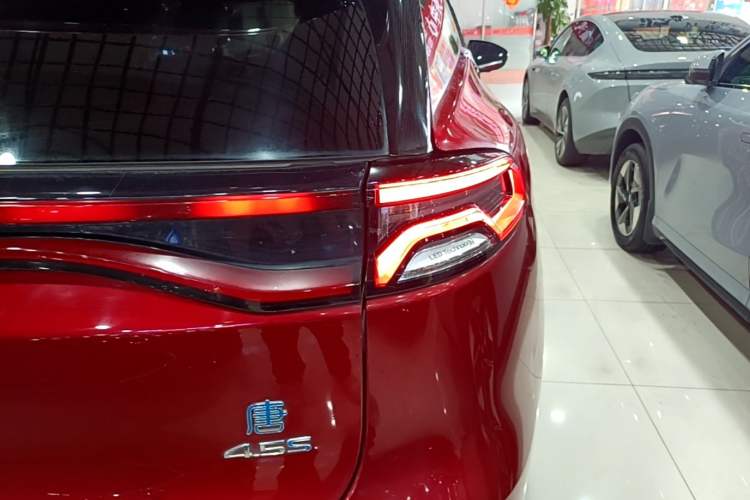 Used BYD Tang New Energy 2018 DM 2.0T All-Wheel Drive Smart Connectivity Luxury Model 7 Seats China V Emission Standard Right Rear Taillight