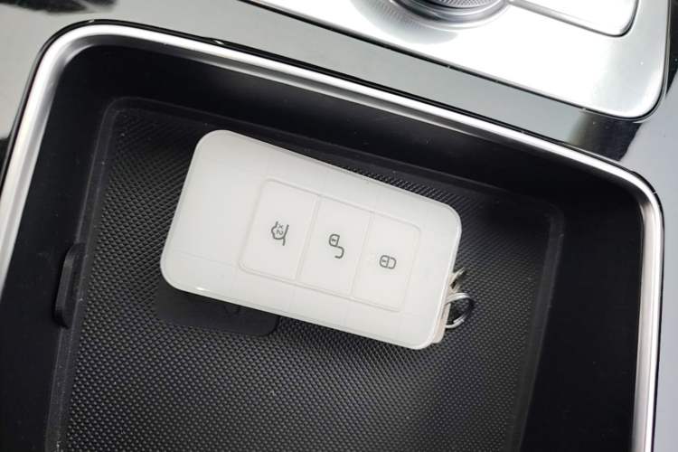 Used BYD Tang New Energy 2018 DM 2.0T All-Wheel Drive Smart Connectivity Luxury Model 7 Seats China V Emission Standard Vehicle Key