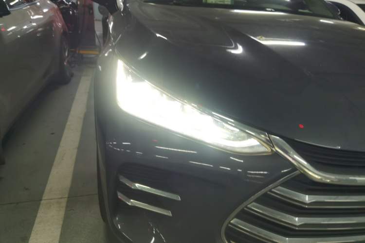 Used BYD Tang New Energy 2018 DM 2.0T All-Wheel Drive Smart Connectivity Luxury Model 7 Seats China V Emission Standard Right Front Headlight