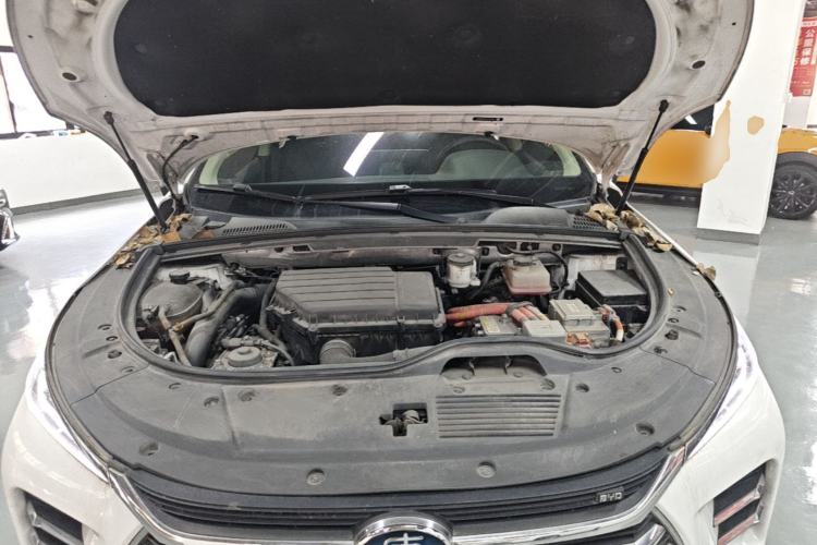 Used BYD Tang New Energy 2018 DM 2.0T All-Wheel Drive Smart Connectivity Luxury Model 7 Seats China V Emission Standard Engine Bay