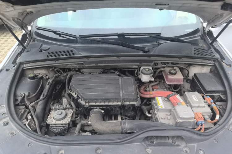 Used BYD Tang New Energy 2018 DM 2.0T All-Wheel Drive Smart Connect Advanced Model 7 Seats China V Emission Standard Engine Bay