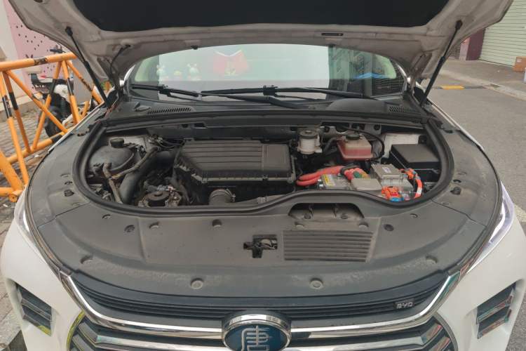Used BYD Tang New Energy 2018 DM 2.0T All-Wheel Drive Smart Connectivity Luxury Model 7 Seats China V Emission Standard Engine Bay