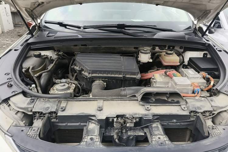 Used BYD Tang New Energy 2018 DM 2.0T All-Wheel Drive Smart Connect Advanced Model 7 Seats China V Emission Standard Engine Bay