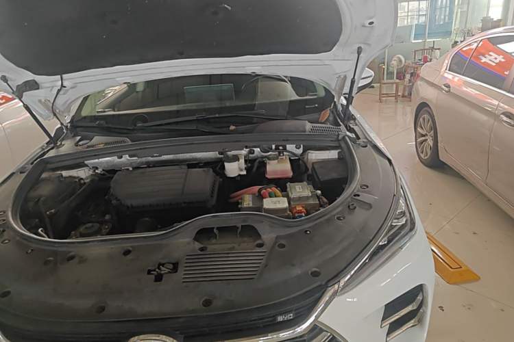 Used BYD Tang New Energy 2018 DM 2.0T All-Wheel Drive Smart Connectivity Luxury Model 7 Seats China V Emission Standard Engine Bay Left