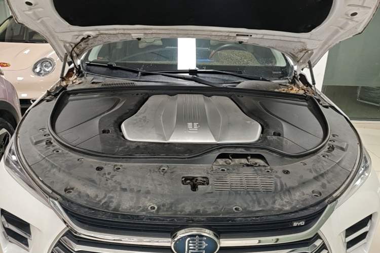 Used BYD Tang New Energy 2018 DM 2.0T All-Wheel Drive Smart Connect Elite 7-Seater China V Emission Standard Engine Bay