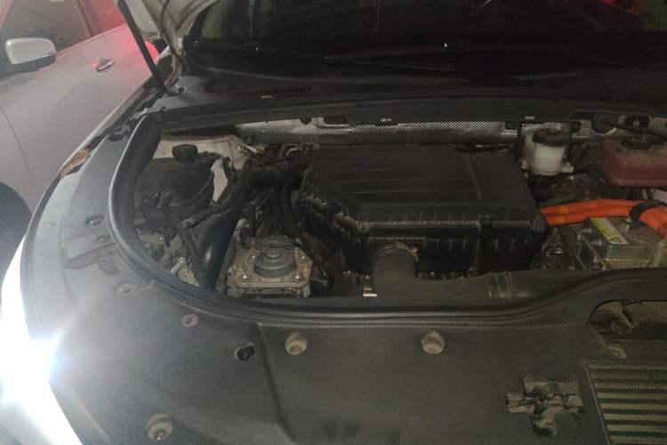 Used BYD Tang New Energy 2018 DM 2.0T All-Wheel Drive Smart Connectivity Luxury Model 7 Seats China V Emission Standard Engine Bay Right