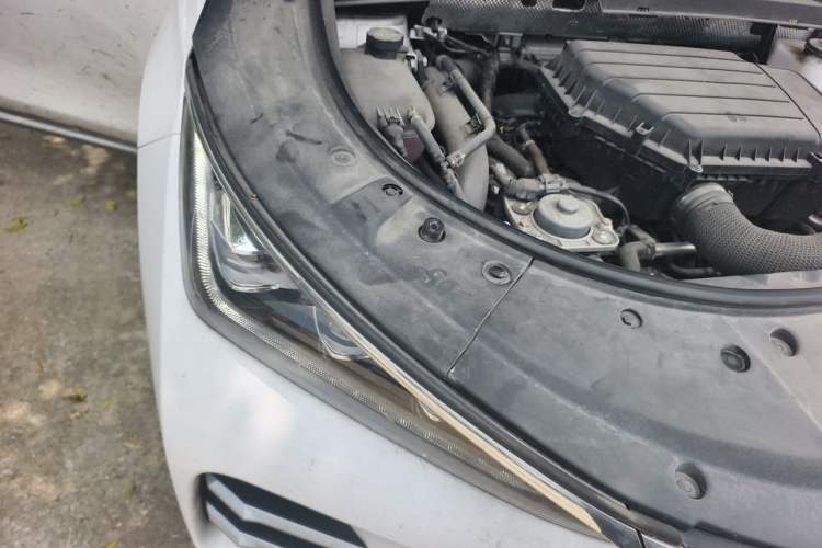 Used BYD Tang New Energy 2018 DM 2.0T All-Wheel Drive Smart Connectivity Luxury Model 7 Seats China V Emission Standard Engine Bay Right