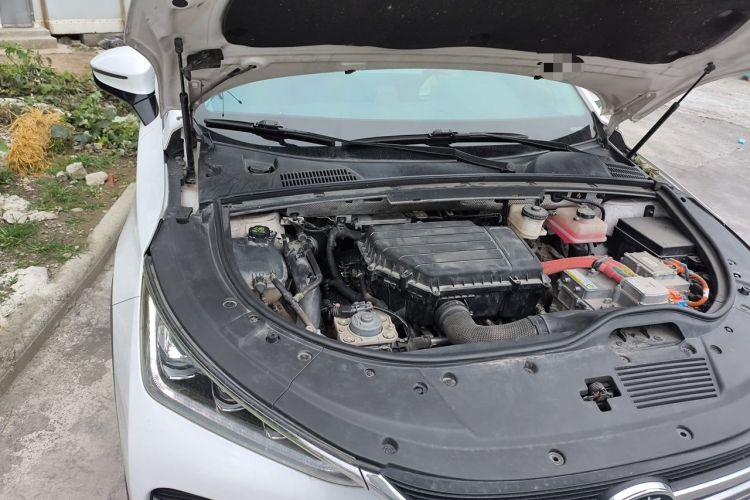 Used BYD Tang New Energy 2018 DM 2.0T All-Wheel Drive Smart Connectivity Luxury Model 7 Seats China V Emission Standard Engine Bay Right