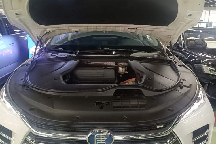 Used BYD Tang New Energy 2018 DM 2.0T All-Wheel Drive Smart Connect Genesis Edition 7 Seats China V Emission Standard Engine Bay