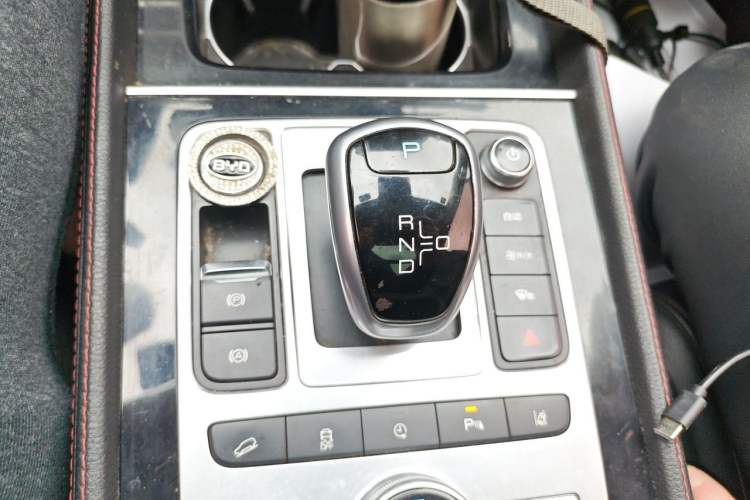 Used BYD Tang New Energy 2018 DM 2.0T All-Wheel Drive Smart Connectivity Luxury Model 7 Seats China V Emission Standard Gear Lever