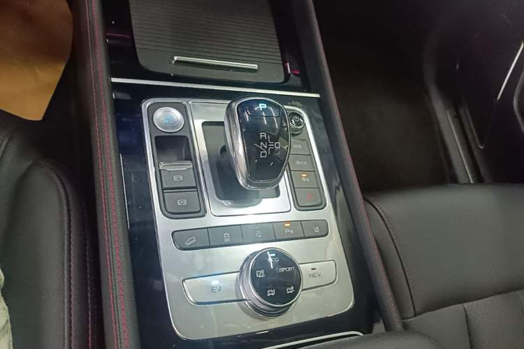 Used BYD Tang New Energy 2018 DM 2.0T All-Wheel Drive Smart Connectivity Luxury Model 7 Seats China V Emission Standard Gear Lever