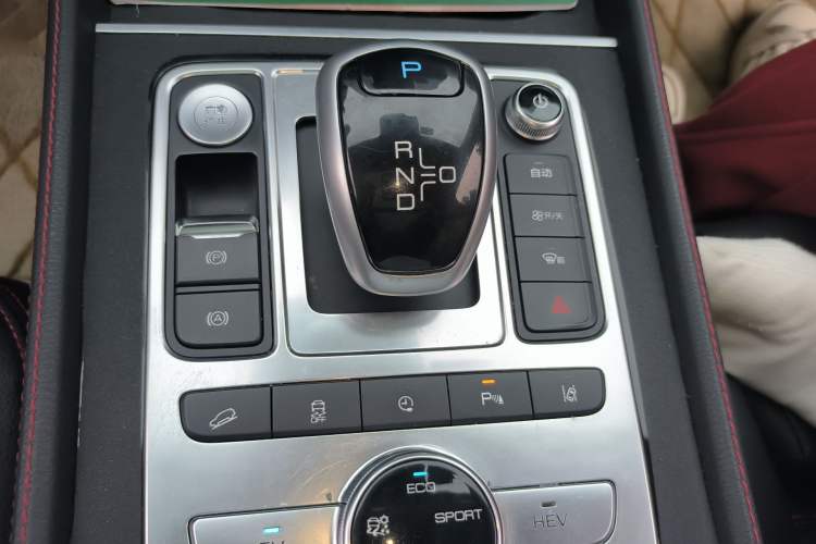 Used BYD Tang New Energy 2018 DM 2.0T All-Wheel Drive Smart Connect Elite 7-Seater China V Emission Standard Gear Lever
