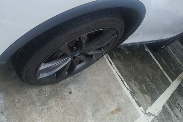 Used BYD Tang New Energy 2018 DM 2.0T All-Wheel Drive Smart Connectivity Luxury Model 7 Seats China V Emission Standard Left Front Wheel Hub