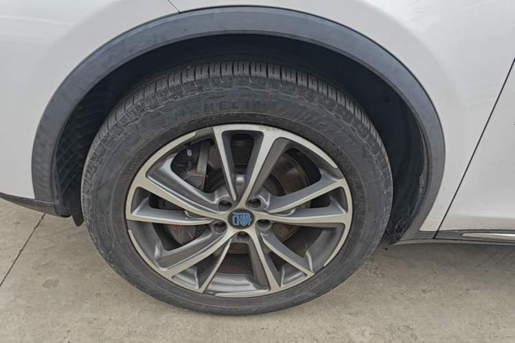 Used BYD Tang New Energy 2018 DM 2.0T All-Wheel Drive Smart Connectivity Luxury Model 7 Seats China V Emission Standard Left Front Wheel Hub