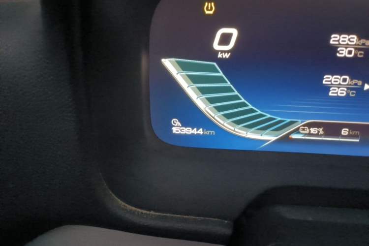Used BYD Tang New Energy 2018 DM 2.0T All-Wheel Drive Smart Connectivity Luxury Model 7 Seats China V Emission Standard Odometer Close Up