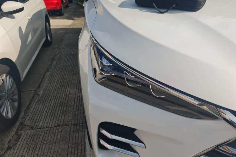 Used BYD Tang New Energy 2018 DM 2.0T All-Wheel Drive Smart Connectivity Luxury Model 7 Seats China V Emission Standard Right Front Headlight