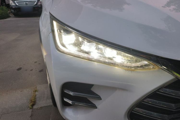 Used BYD Tang New Energy 2018 DM 2.0T All-Wheel Drive Smart Connectivity Luxury Model 7 Seats China V Emission Standard Right Front Headlight