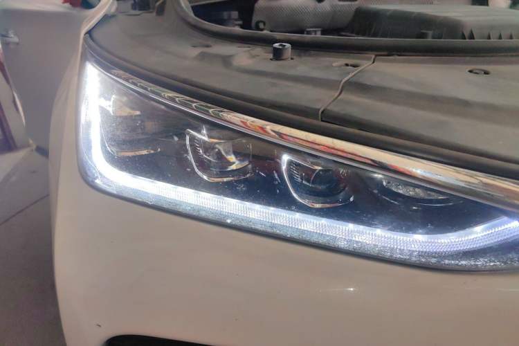 Used BYD Tang New Energy 2018 DM 2.0T All-Wheel Drive Smart Connectivity Luxury Model 7 Seats China V Emission Standard Right Front Headlight