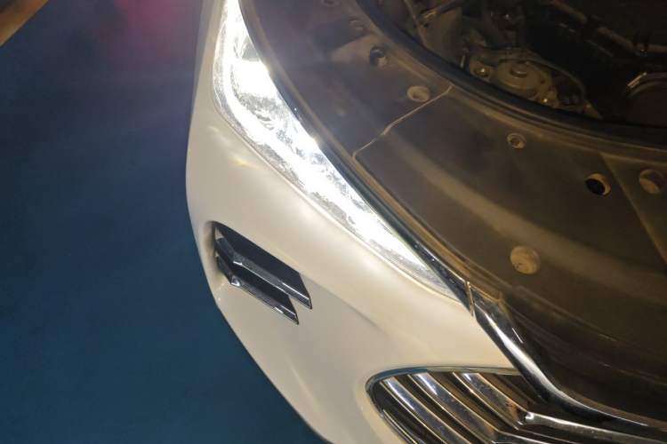Used BYD Tang New Energy 2018 DM 2.0T All-Wheel Drive Smart Connectivity Luxury Model 7 Seats China V Emission Standard Right Front Headlight