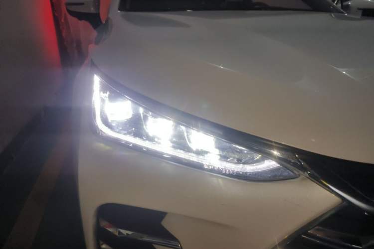 Used BYD Tang New Energy 2018 DM 2.0T All-Wheel Drive Smart Connect Advanced Model 7 Seats China V Emission Standard Right Front Headlight