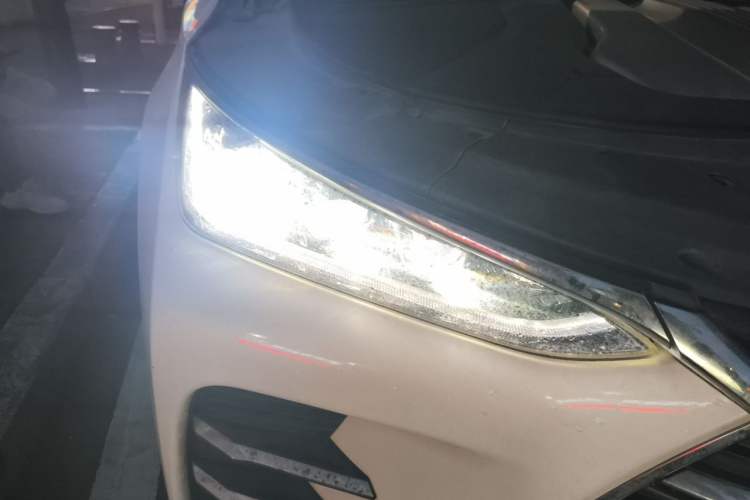 Used BYD Tang New Energy 2018 DM 2.0T All-Wheel Drive Smart Connect Genesis Edition 7 Seats China V Emission Standard Right Front Headlight