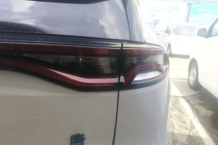 Used BYD Tang New Energy 2018 DM 2.0T All-Wheel Drive Smart Connectivity Luxury Model 7 Seats China V Emission Standard Right Rear Taillight