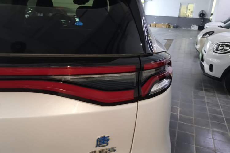 Used BYD Tang New Energy 2018 DM 2.0T All-Wheel Drive Smart Connectivity Enjoyment Model 5 Seats China V Emission Standard Right Rear Taillight