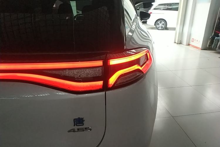 Used BYD Tang New Energy 2018 DM 2.0T All-Wheel Drive Smart Connectivity Luxury Model 7 Seats China V Emission Standard Right Rear Taillight