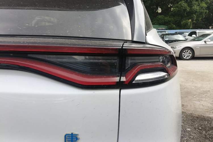 Used BYD Tang New Energy 2018 DM 2.0T All-Wheel Drive Smart Connect Advanced Model 7 Seats China V Emission Standard Right Rear Taillight