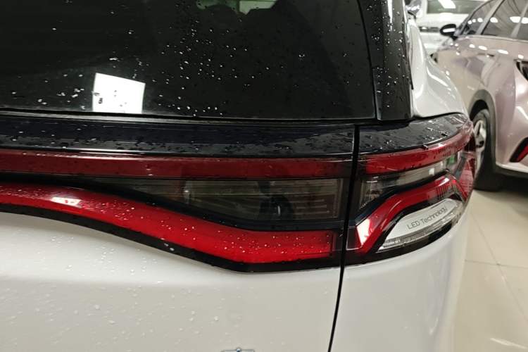 Used BYD Tang New Energy 2018 DM 2.0T All-Wheel Drive Smart Connect Elite 7-Seater China V Emission Standard Right Rear Taillight