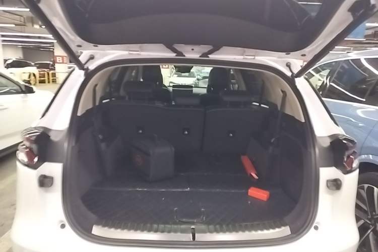 Used BYD Tang New Energy 2018 DM 2.0T All-Wheel Drive Smart Connectivity Luxury Model 7 Seats China V Emission Standard Trunk