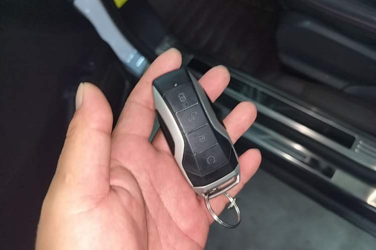 Used BYD Tang New Energy 2018 DM 2.0T All-Wheel Drive Smart Connectivity Luxury Model 7 Seats China V Emission Standard Vehicle Key