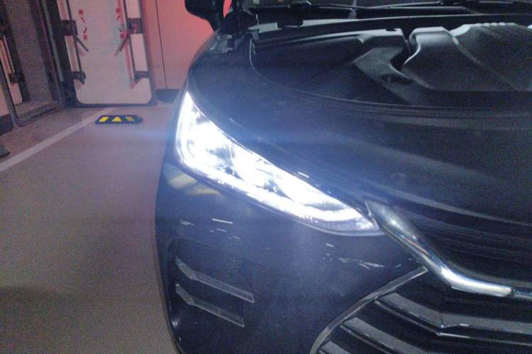 Used BYD Tang New Energy 2019 DM 2.0T All-Wheel Drive Connected Innovation Edition 7 Seats China VI Standard Right Front Headlight