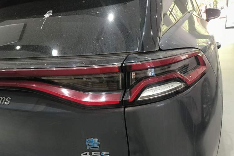 Used BYD Tang New Energy 2019 DM 2.0T All-Wheel Drive Connected Leading Model 7 Seats China VI Standard Right Rear Taillight