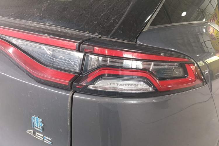 Used BYD Tang New Energy 2019 DM 2.0T All-Wheel Drive Smart Connect & Enjoyment Model 6 Seats China VI Standard Right Rear Taillight