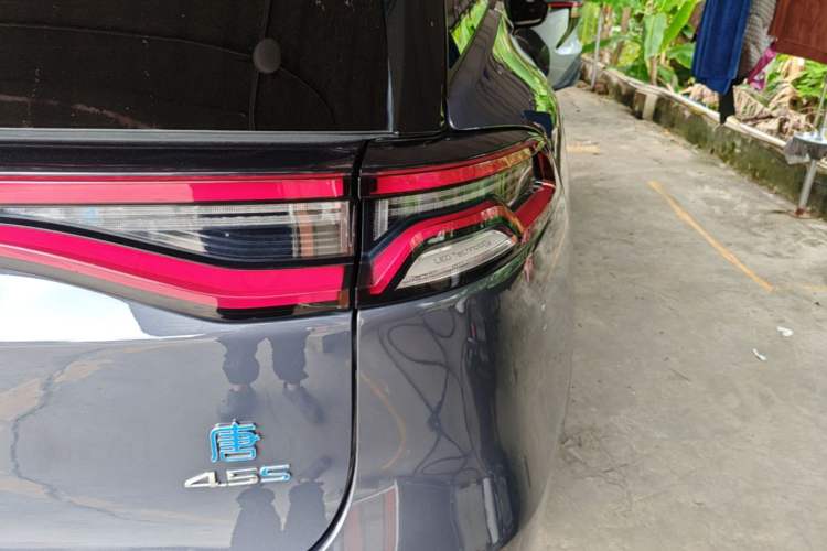 Used BYD Tang New Energy 2019 DM 2.0T All-Wheel Drive Connected Leading Model 7 Seats China VI Standard Right Rear Taillight