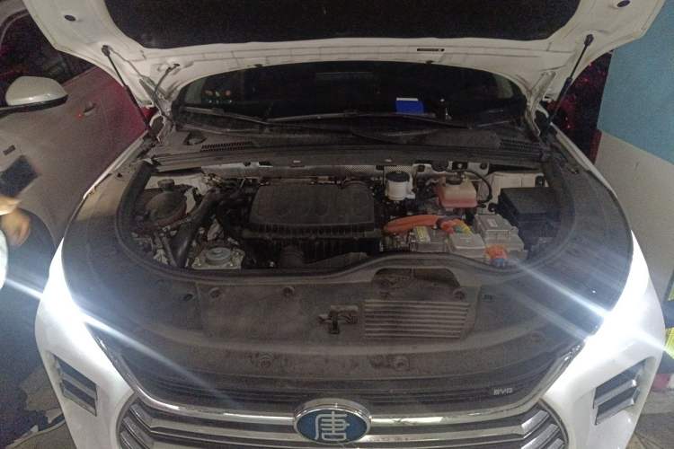 Used BYD Tang New Energy 2019 DM 2.0T All-Wheel Drive Smart Connectivity Enjoyment Model 7 Seats China VI Standard Engine Bay