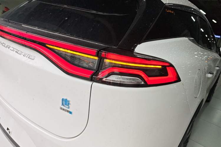 Used BYD Tang New Energy 2019 DM 2.0T All-Wheel Drive Connected Leading Model 7 Seats China VI Standard Right Rear Taillight