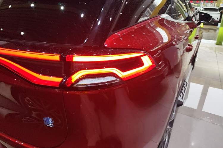 Used BYD Tang New Energy 2020 DM 2.0T Dual-Engine All-Wheel Drive Prestige 7-Seater China VI Standard Right Rear Taillight