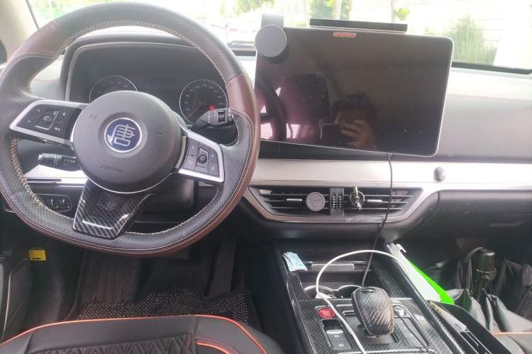 Used BYD Tang New Energy 2020 DM 2.0T Dual-Engine All-Wheel Drive Prestige 7-Seater China VI Standard Center Console