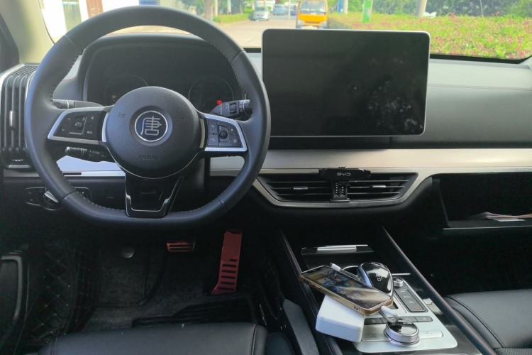 Used BYD Tang New Energy 2020 DM 2.0T Dual-Engine All-Wheel Drive Prestige 7-Seater China VI Standard Center Console
